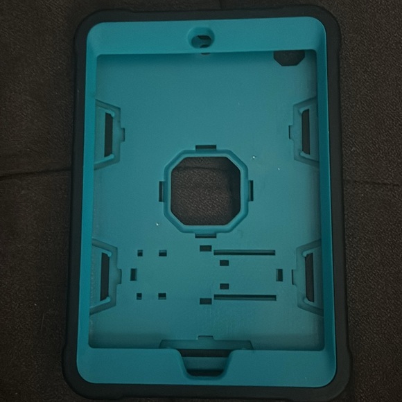 iPad mini 2 generation comes with 2 cases, stylus, and charger. - Picture 3 of 7